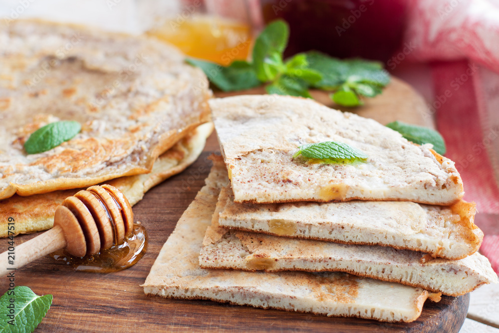 Flatbread with cinnamon and raisins Flatbread with cinnamon and raisins