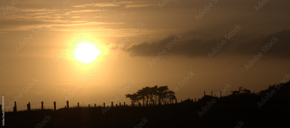 coucher de soleil,en bretagne,dans le Morbihan ,falaise et océan
