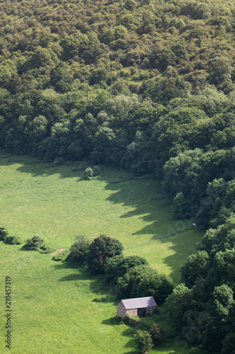 Foto Small Hut (Shed) Surrounded by Trees in a Valley