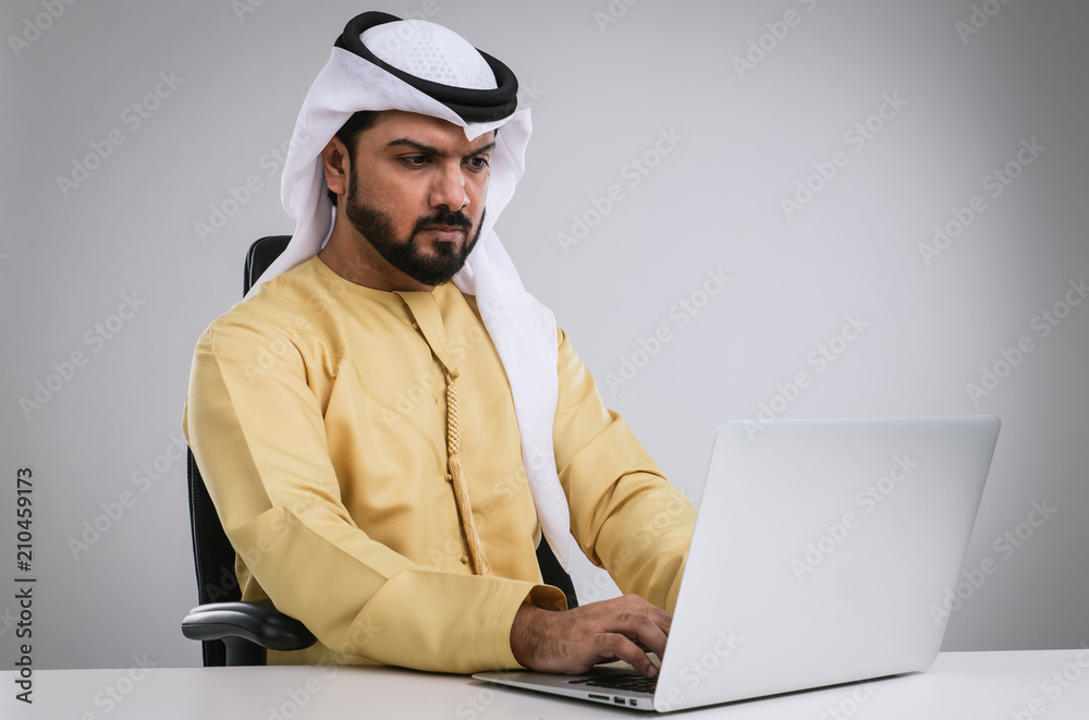 Fototapeta premium Arabskie portrety studyjne przystojny mężczyzna