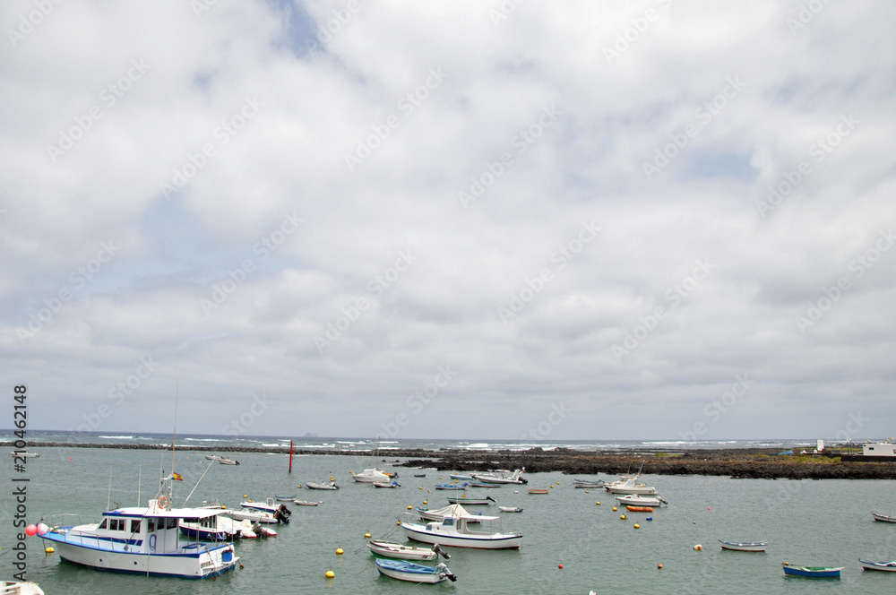 Fototapeta premium Boote im Hafen, Lanzarote