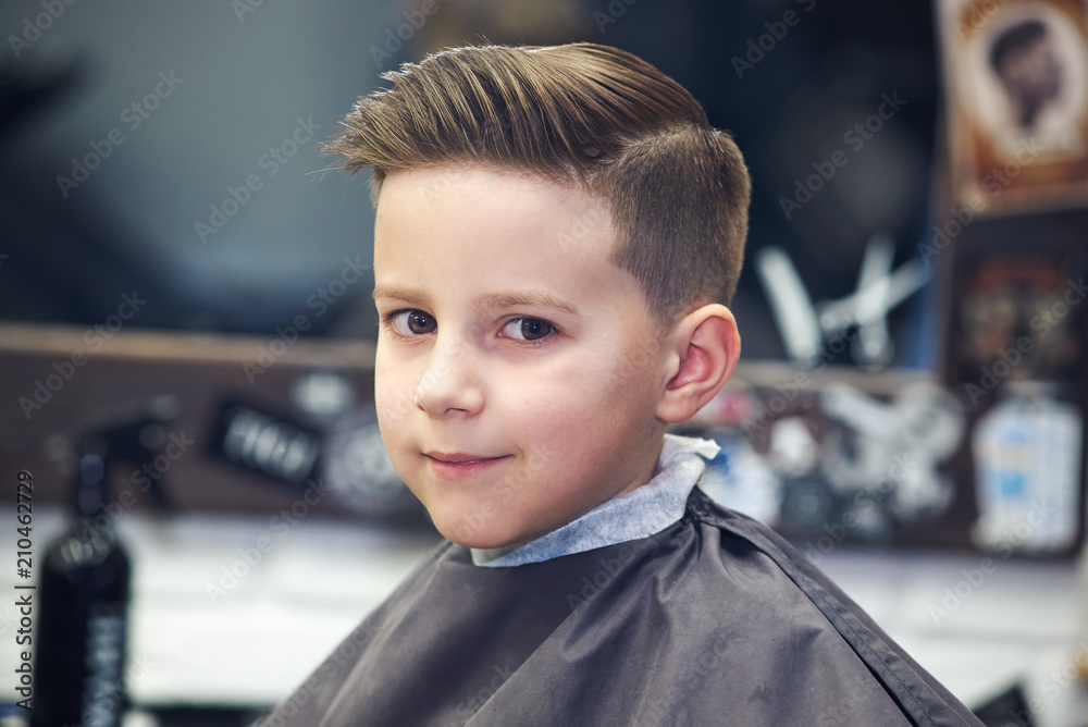Photographie European boy in a barber shop. Ready work.