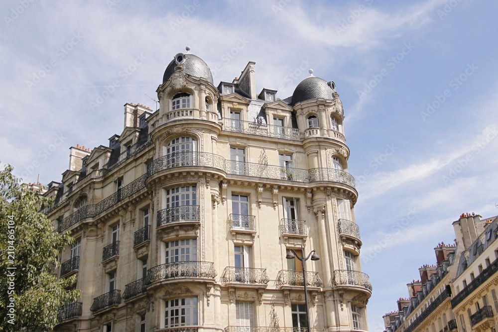 Immeuble ancien du quartier de la Plaine Monceau à Paris	