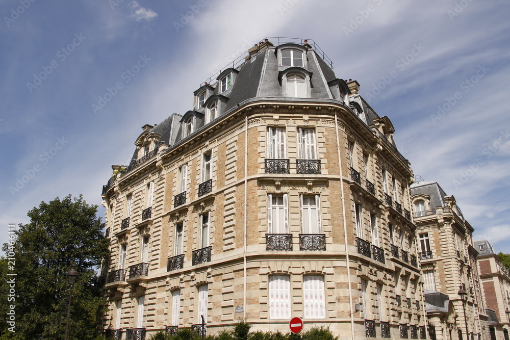 Immeuble ancien du quartier des Batignolles à Paris	