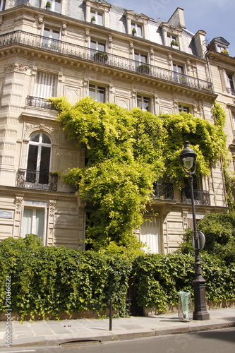 Immeuble végétalisé du quartier de la Plaine Monceau à Paris 