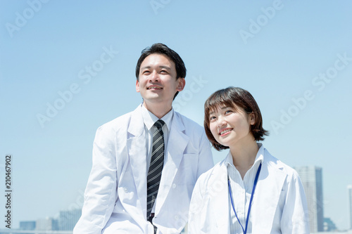 遠くを見つめる白衣の男女 医者と科学者のイメージ Stock 写真 Adobe Stock