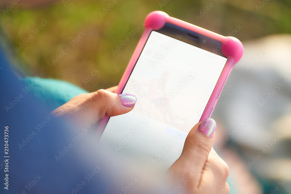 girl with a phone, Mockup White screen. a look from behind the shoulder. gently pink phone case, a nice combination of colors.