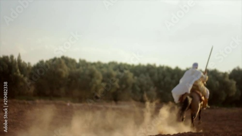 cavalier cours a la charge fantasia marocain