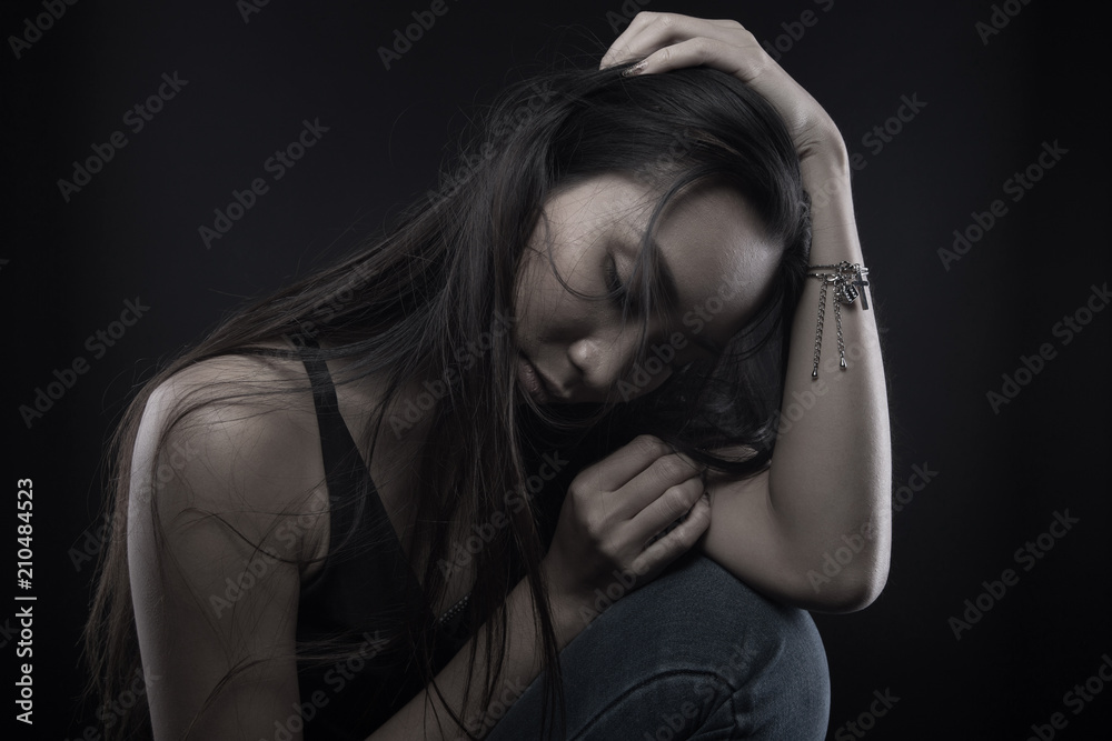 Obraz premium broken heart lonely girl can cry, smoke Fog on dark Background