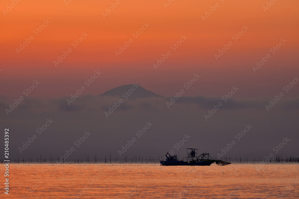 Fototapeta premium 朝焼けの伊吹山と琵琶湖の情景