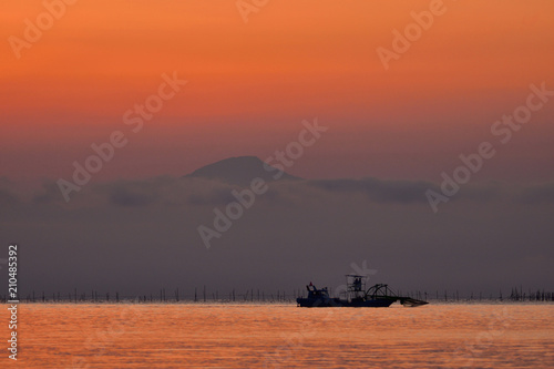 朝焼けの伊吹山と琵琶湖の情景