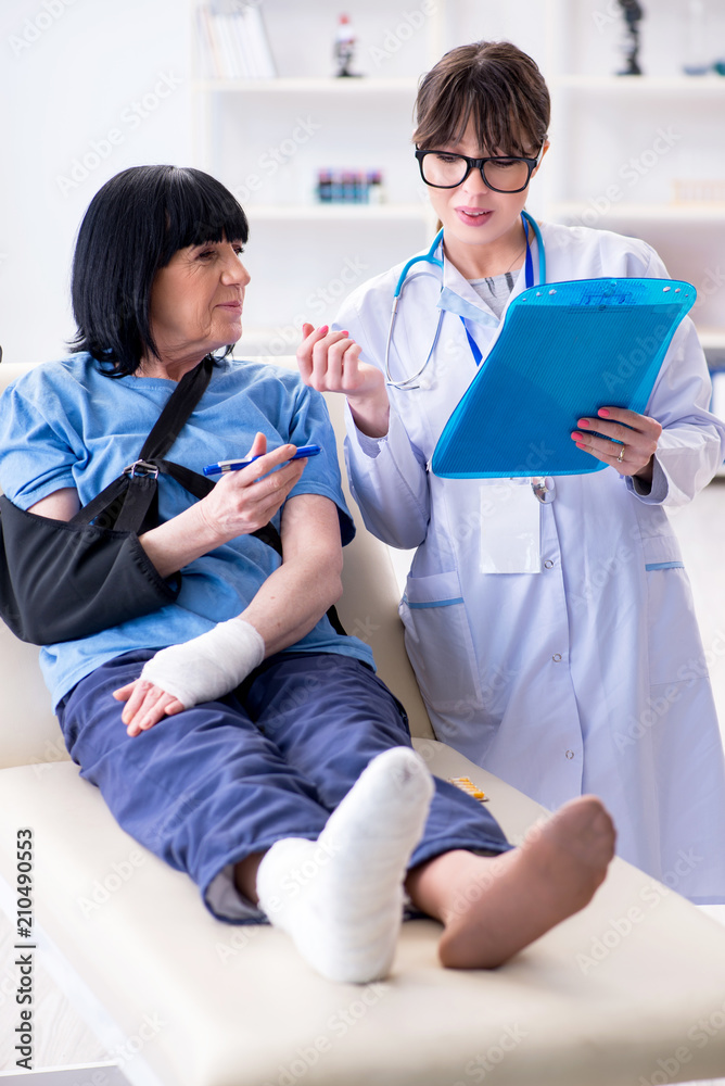 Obraz premium Doctor examining old mature woman after incident