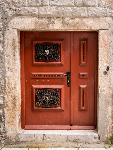 Very low, small brown door made of wood © Stefan