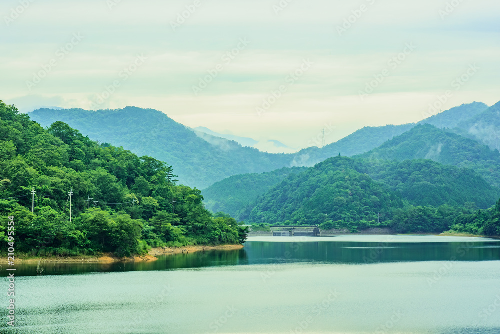 Obraz premium 西日本の渓谷・黒川ダム、梅雨の風景