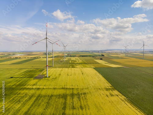 Deutschland, Rheinland-Pfalz, Region Alzey,  Windpark,   Windkraftwerke, Windturbinen, regenerative Energie, grüne und braune Getreidefelder, Landwirtschaft, Luftaufnahme
