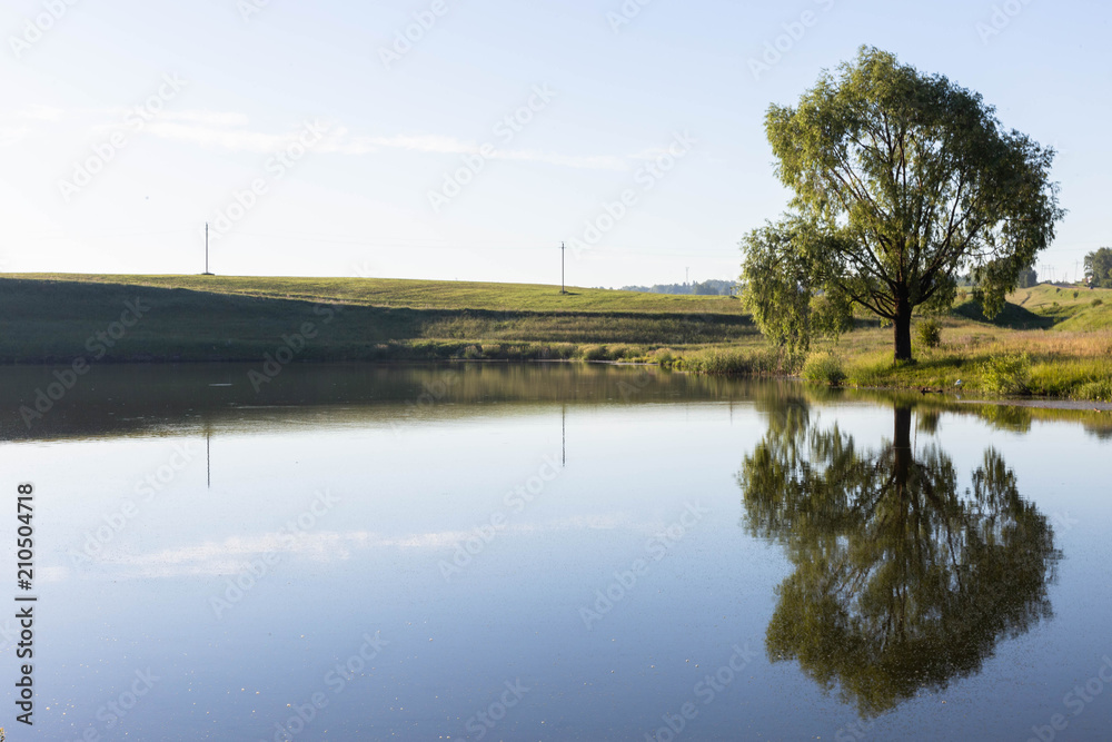 Obraz premium lake near the village of shorshely in the early morning