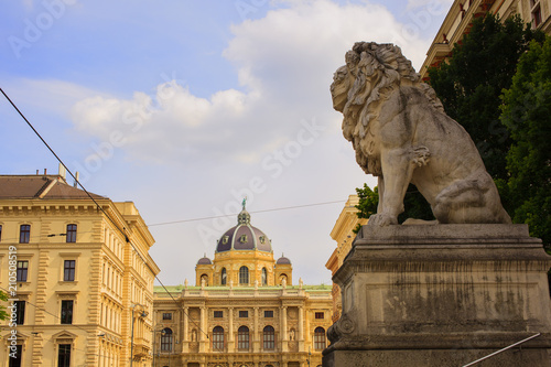 Bild auf Leinwand Lion statues, Palace of Justice. Vienna