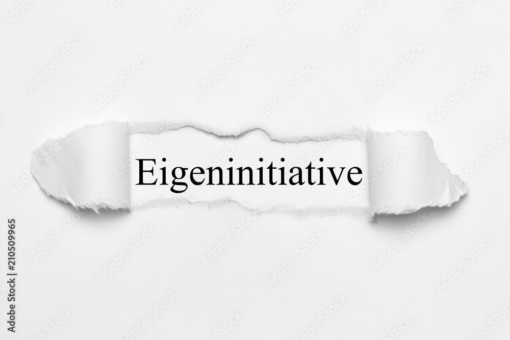 Eigeninitiative auf weißen gerissenen Papier Eigeninitiative auf weißen gerissenen Papier