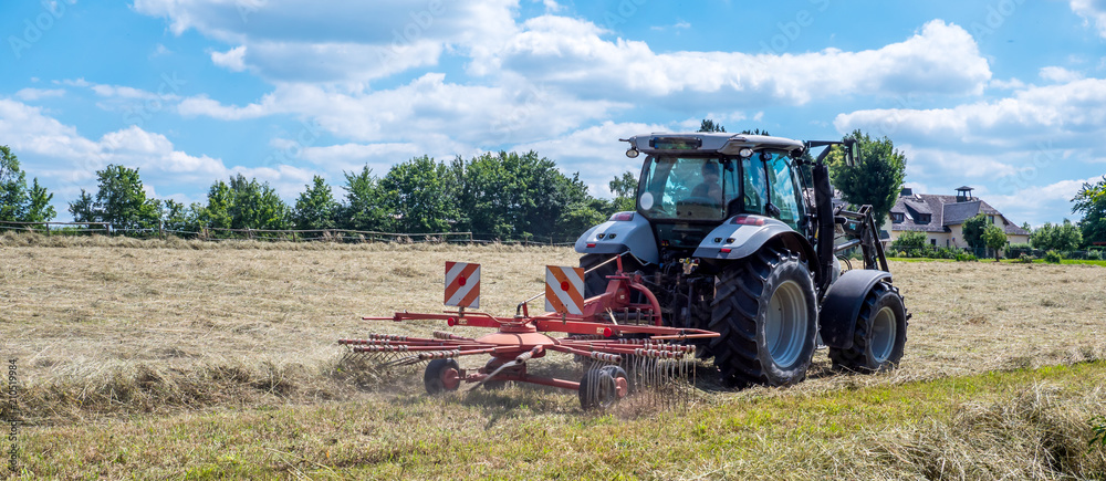 Fototapeta premium Heuwender in der Agrarwirtschaft