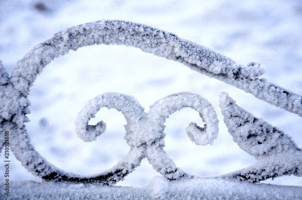Winter pattern on the fence