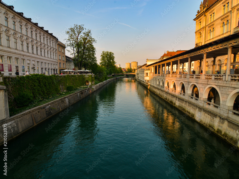 Fototapeta premium Romantic Ljubljana's city center: river Ljubljanica, Triple Bridge (Tromostovje), Preseren square and Franciscan Church of the Annunciation; Ljubljana, Slovenia, Europe.