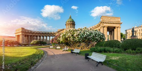 Казанский собор в Санкт-Петербурге и цветущая сирень Kazan Cathedral bushes of blossoming lilacs