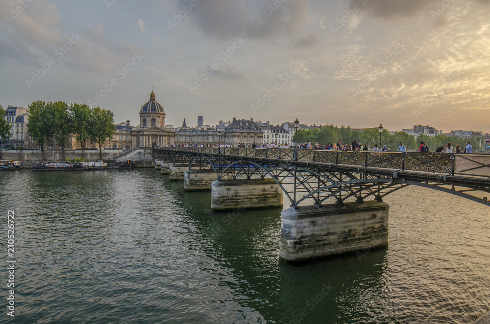 Puente de las Artes en Paris al atardecer 