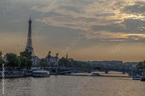 hermosa puesta de sol con la Torre Eiffel y el río Sena en París, Francia © DoloresGiraldez