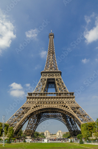 Torre  Eiffel en Paris  Francia un dia de verano