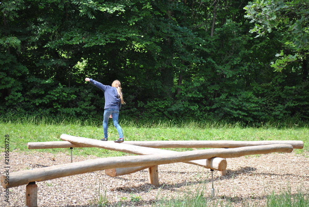 Fototapeta premium Kind balanziert auf Spielplatz
