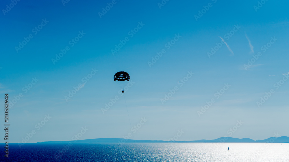 Fallschirm über dem Meer