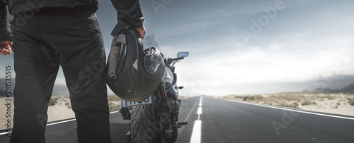Obraz na płótnie Biker mit Motorrad auf einer Landstraße