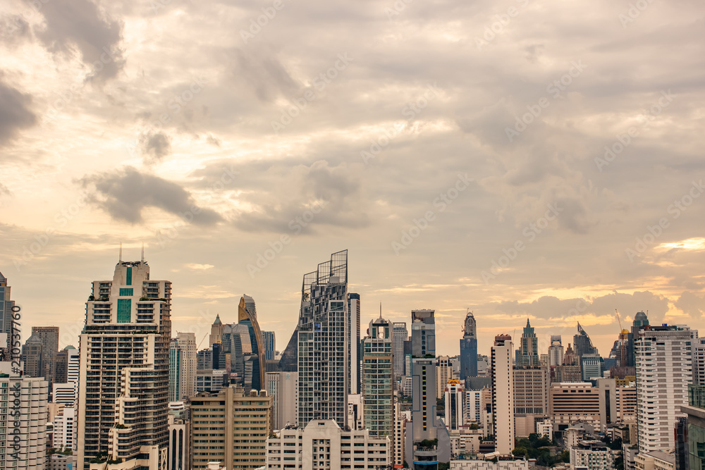 Fototapeta premium 夕焼け サンセット ビルディング 大都会 ビジネス 仕事 シティ イメージ