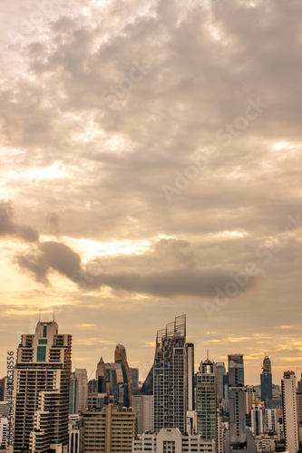 夕焼け　サンセット　ビルディング　大都会　ビジネス　仕事　シティ　イメージ © sky studio