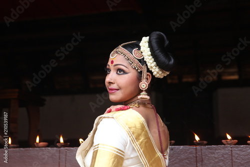 mohini attam dancer