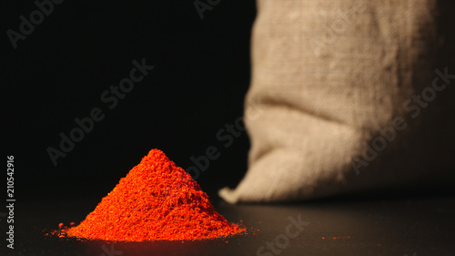 Foto Red pepper powder heap near a sac