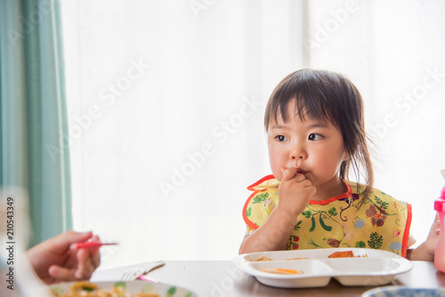 ご飯を食べる子供