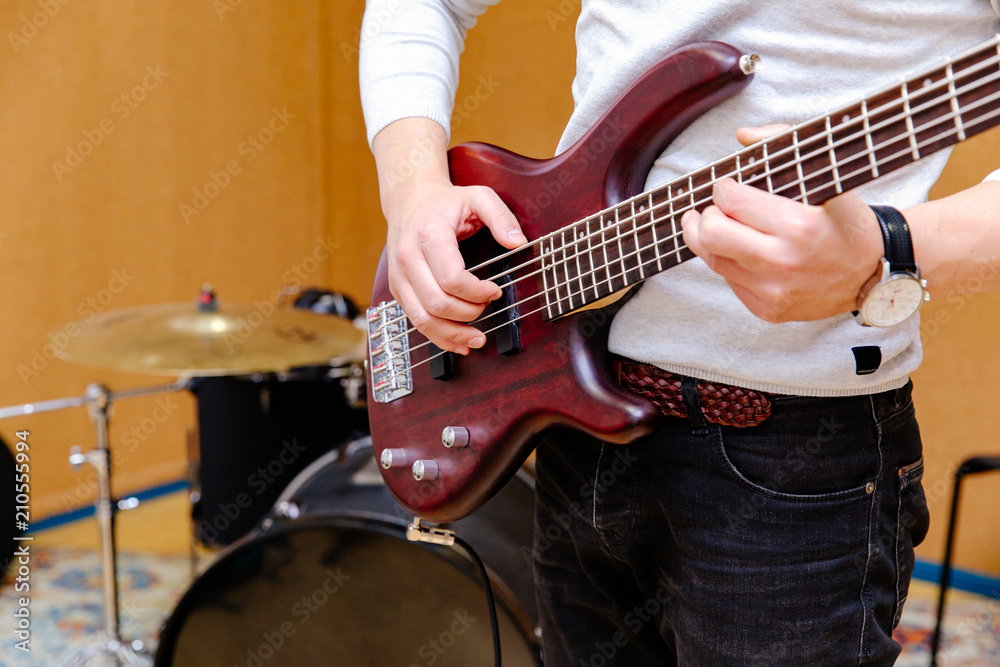 Obraz premium man plays guitar