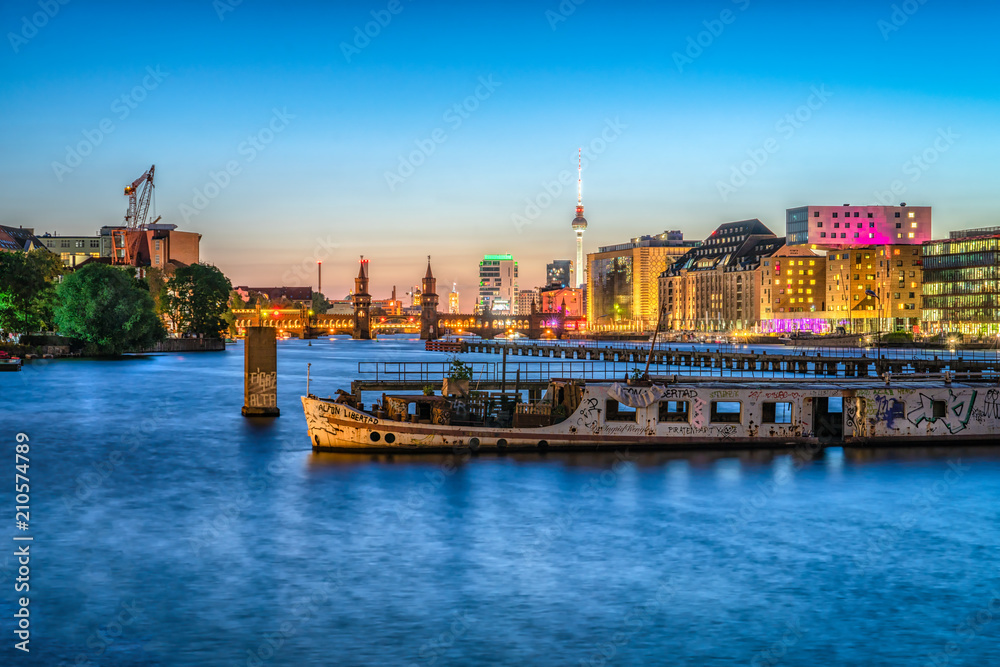 Skyline von Berlin bei Nacht mit Blick auf Oberbaumbrücke und Fernsehturm