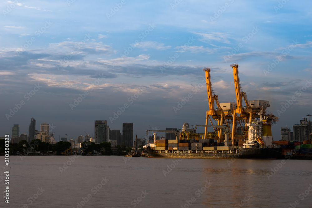 Obraz premium A shipping crane of maritime transportation beside river