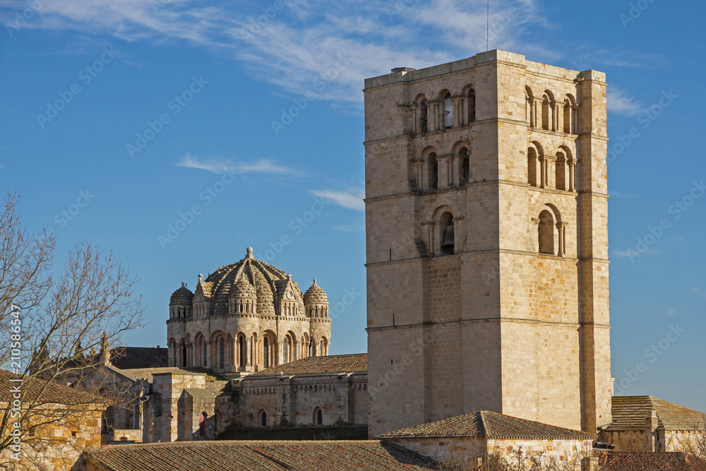 Torre y  Cimborrio de la Catedral de Zamora en España