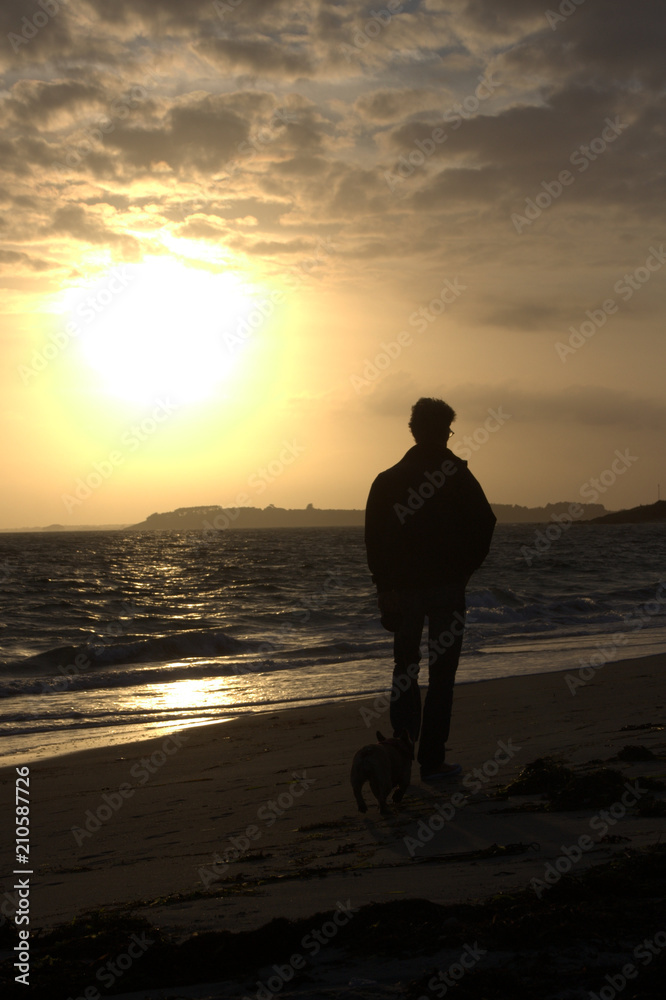 promenade au coucher de soleil sur la plage en bretagne