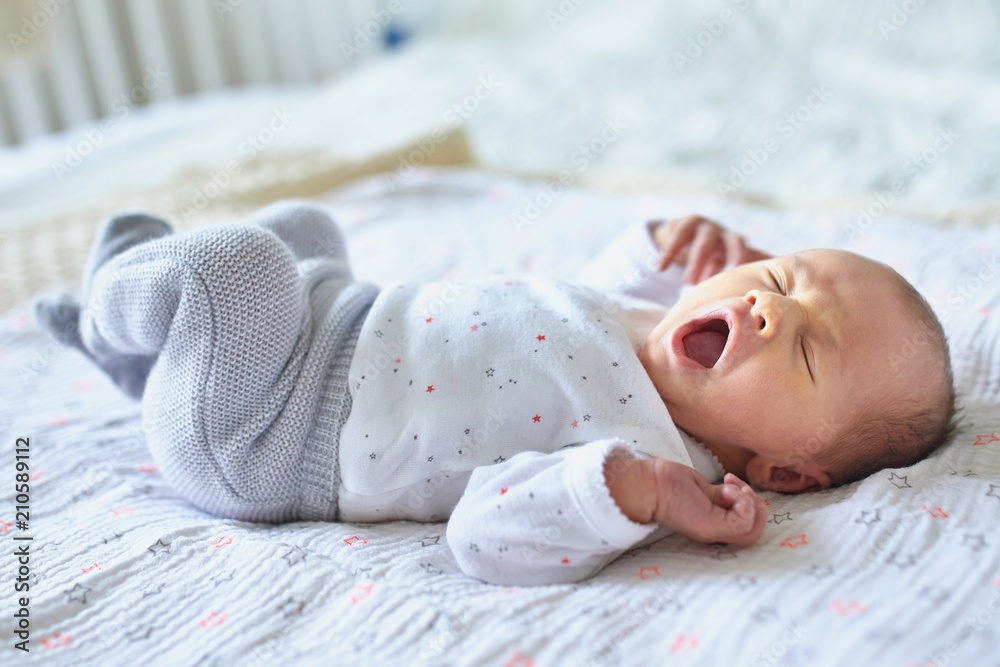 Newborn baby girl yawning - obrazy, fototapety, plakaty 