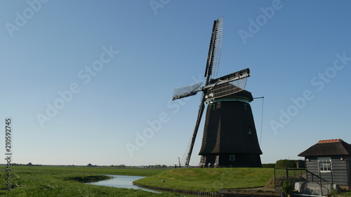 Mulino a vento su cielo azzurro in Olanda