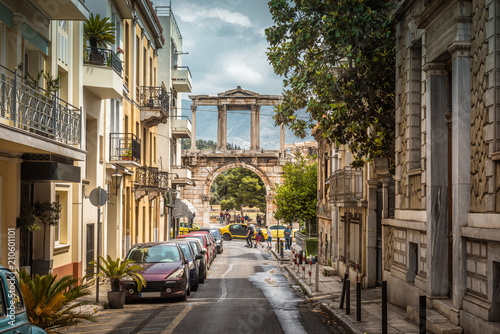 Fototapeta Naklejka Na Ścianę i Meble -  Street in Athens overlooking the Arch of Hadrian