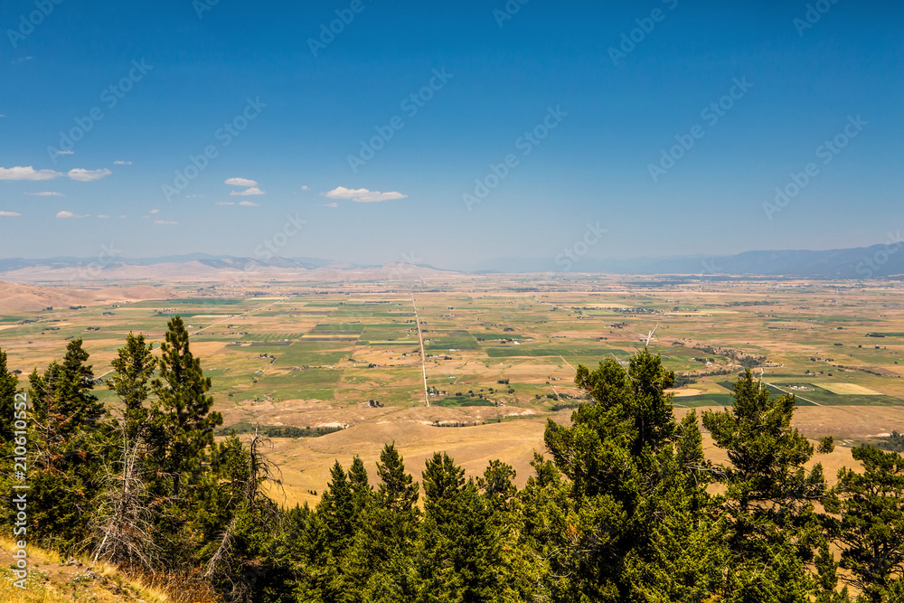 Naklejka premium Mountain and Valley View from the National Bison Refuge in Montana