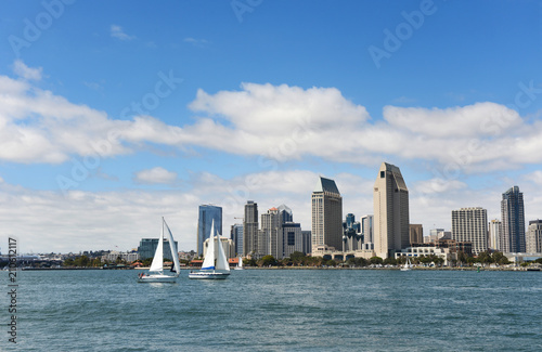 San Diego skyline during a sunny day © Carlos Santa Maria