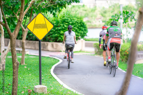Traffic sign They are often found in gardens such as bicycle lanes  runway signs. Make sure you have the proper handling rules.