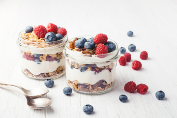 Papier peint photo Salle à manger Granola yaourt et fruits rouges  © Olga Zarytska