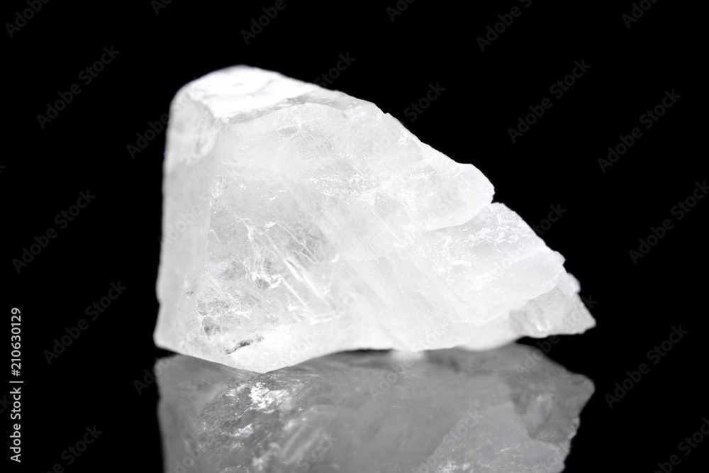 Calcit oder Kalkspat Rohstein Mineral vor Schwarz, Heilsteine und Edelsteine